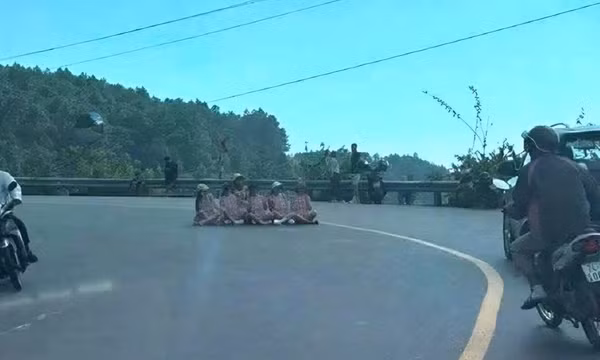 Ngồi chụp ảnh giữa khúc cua trên đèo Hải Vân, 6 phụ nữ bị phạt