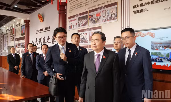 Chủ tịch Quốc hội Trần Thanh Mẫn nghe giới thiệu về mô hình lập pháp tiêu biểu ở Thủ đô Bắc Kinh, Trung Quốc. (Ảnh: HỮU HƯNG-VI SA)
