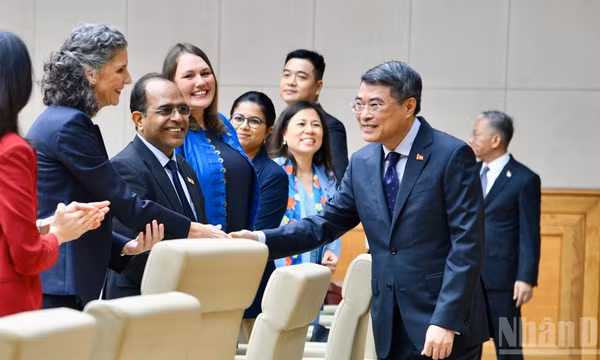 Thủ tướng Chính phủ Lê Minh Hưng nồng nhiệt chào mừng Điều phối viên Thường trú và Trưởng đại diện các tổ chức Liên hợp quốc tại Việt Nam nhân dịp kỷ niệm Ngày Liên hợp quốc 24/10. (Ảnh: THANH GIANG)