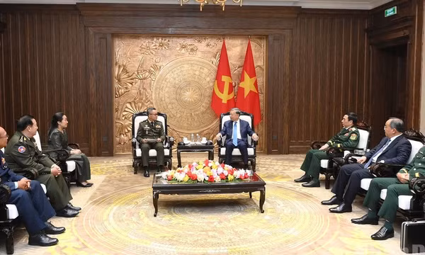 Tổng Bí thư, Chủ tịch nước Tô Lâm tiếp Đại tướng Tea Seiha, Ủy viên Ban Thường vụ Đảng Nhân dân Campuchia (CPP), Phó Thủ tướng, Bộ trưởng Quốc phòng Campuchia, tại Trụ sở Trung ương Đảng, ngày 14/10/2026. (Ảnh: ĐĂNG KHOA) 