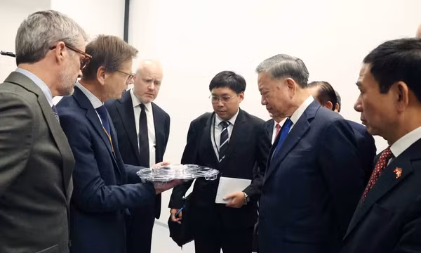 Tổng Bí thư, Chủ tịch nước Tô Lâm cùng Nhà vua Đan Mạch Frederik X thăm Viện nghiên cứu Niels Bohr, thuộc Đại học Copenhagen. (Ảnh: TTXVN) 