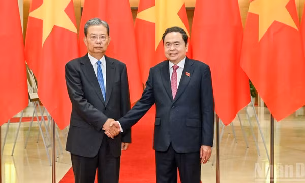 Chủ tịch Quốc hội Trần Thanh Mẫn và Ủy viên trưởng Ủy ban thường vụ Đại hội Đại biểu nhân dân toàn quốc nước Cộng hòa nhân dân Trung Hoa Triệu Lạc Tế. (Ảnh: DUY LINH)