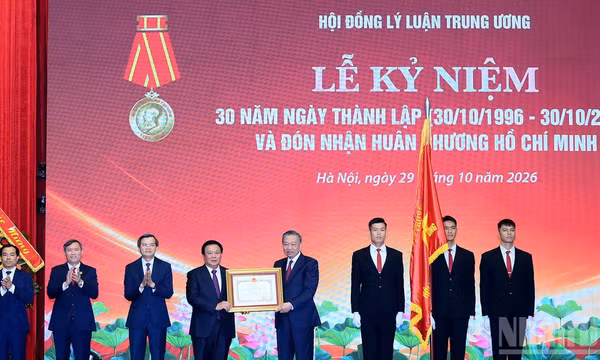 Tiếp tục đóng góp vào phát triển lý luận, hoàn thiện đường lối lãnh đạo, cầm quyền của Đảng