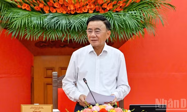 Thường trực Ban Bí thư Trần Cẩm Tú ký ban hành Quyết định số 493-QĐ/TW, ngày 16/10/2026 về chức năng, nhiệm vụ, tổ chức bộ máy của Đảng ủy Dân vận, Mặt trận và các đoàn thể Trung ương. (Ảnh: DUY LINH) 