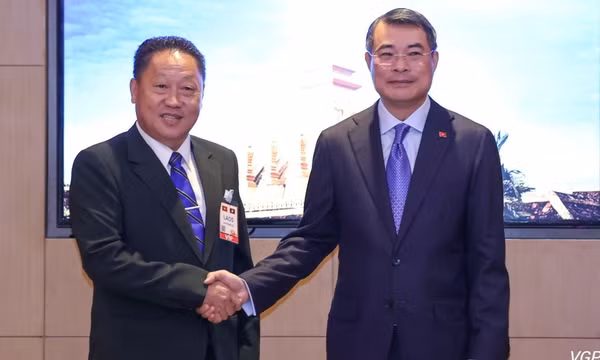 Thủ tướng Chính phủ Lê Minh Hưng tiếp đồng chí Laopaoxong Navongxay, Ủy viên Trung ương Đảng, Phó Chủ tịch Mặt trận Lào xây dựng đất nước. (Ảnh: chinhphu.vn/Nhật Bắc) 