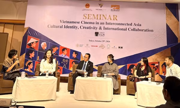 Đồng chí Nguyễn Thị Hạnh, giới thiệu tiềm năng, lợi thế và chính sách thu hút các đoàn làm phim quốc tế của Quảng Ninh tại hội thảo.