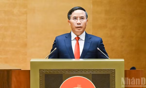 Thống đốc Ngân hàng Nhà nước Phạm Đức Ấn báo cáo một số nội dung tiếp thu, chỉnh lý dự thảo Luật trước khi Quốc hội biểu quyết. (Ảnh: DUY LINH) 