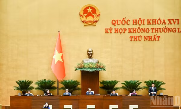 Phó Chủ tịch Quốc hội Nguyễn Hồng Diên điều hành nội dung Quốc hội biểu quyết thông qua Nghị quyết về việc tách Dự án điện hạt nhân Ninh Thuận thành các dự án độc lập. (Ảnh: DUY LINH)