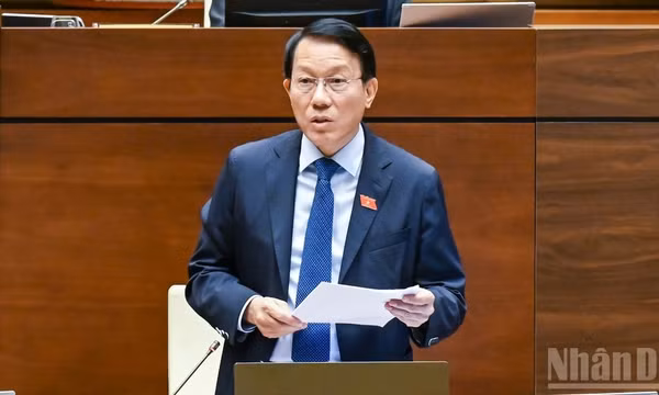 Bộ trưởng Công an Lương Tam Quang trình bày báo cáo giải trình, tiếp thu, chỉnh lý dự thảo Nghị quyết trước khi Quốc hội bấm nút thông qua. (Ảnh: DUY LINH) 