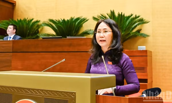 Bộ trưởng Văn hóa, Thể thao và Du lịch Lâm Thị Phương Thanh trình bày báo cáo giải trình, tiếp thu, chỉnh lý dự thảo Nghị quyết tại phiên họp. (Ảnh: DUY LINH)