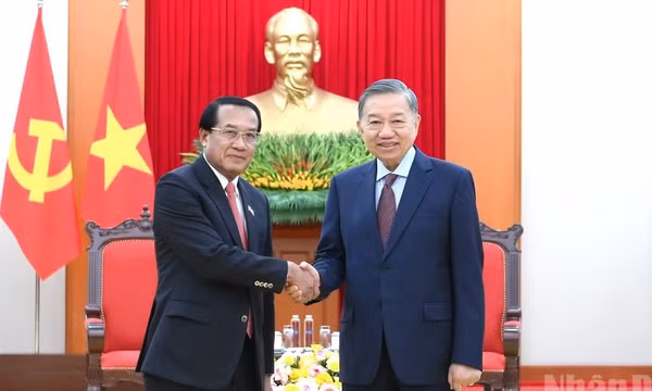 Tổng Bí thư, Chủ tịch nước Tô Lâm và đồng chí Vanhxay Phongsavanh, Ủy viên Bộ Chính trị, Bí thư Trung ương Đảng, Chủ nhiệm Ban Kiểm tra Trung ương, Tổng Thanh tra Nhà nước, Trưởng ban Phòng, chống tham nhũng Trung ương Lào. (Ảnh: ĐĂNG KHOA)