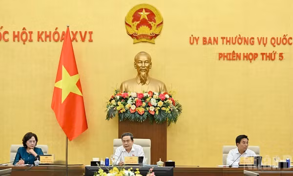 Chủ trì phiên họp thứ 5 Ủy ban Thường vụ Quốc hội khóa XVI. (Ảnh: Thủy Nguyên)