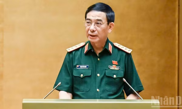 Đại tướng Phan Văn Giang, Phó Thủ tướng, Bộ trưởng Quốc phòng trình bày báo cáo tiếp thu, giải trình và chỉnh lý dự thảo Luật trước khi Quốc hội biểu quyết thông qua. (Ảnh: DUY LINH) 