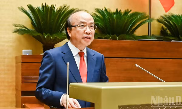 Chủ nhiệm Ủy ban Pháp luật và Tư pháp Phan Chi Hiếu báo cáo tóm tắt tiếp thu, giải trình, chỉnh lý dự thảo Nghị quyết. (Ảnh: DUY LINH)