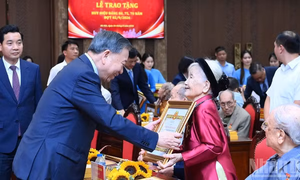 Tổng Bí thư, Chủ tịch nước Tô Lâm trao Huy hiệu Đảng tặng đảng viên lão thành thuộc Đảng bộ Thành phố Hà Nội. (Ảnh: ĐĂNG KHOA) 