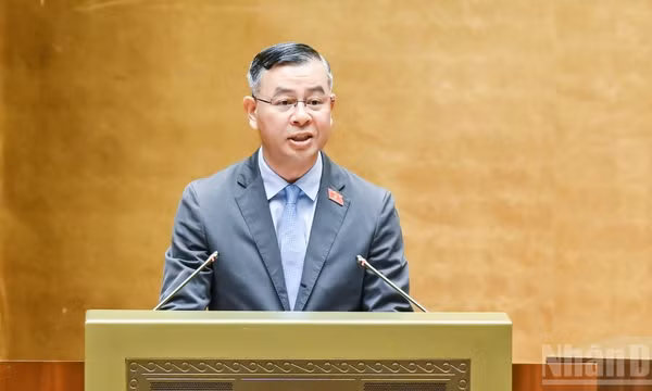 Bộ trưởng Tài chính Ngô Văn Tuấn trình bày báo cáo giải trình, tiếp thu, chỉnh lý dự thảo Luật trước khi Quốc hội biểu quyết thông qua. (Ảnh: DUY LINH) 