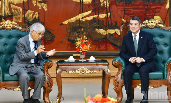 Thủ tướng Chính phủ Lê Minh Hưng tiếp Giáo sư Trần Thanh Vân, Chủ tịch Hội khoa học Gặp gỡ Việt Nam, Giám đốc Trung tâm Quốc tế Khoa học và Giáo dục liên ngành (ICISE). (Ảnh: THANH GIANG) 
