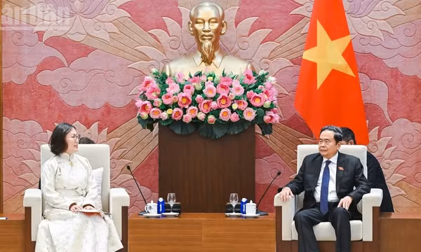 Chủ tịch Quốc hội Trần Thanh Mẫn tiếp Đại sứ Mông Cổ Hulan Ganbaatar. (Ảnh: DUY LINH) 