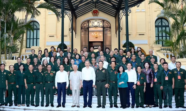 Tổng Bí thư, Chủ tịch nước Tô Lâm với các đồng chí lãnh đạo Đảng, Nhà nước và các đại biểu tham dự gặp mặt. (Ảnh: ĐĂNG KHOA) 