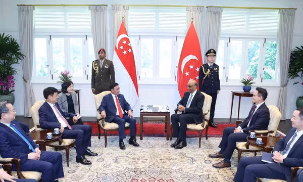 Thường trực Ban Bí thư Trần Cẩm Tú hội kiến Tổng thống Singapore Tharman Shanmugaratnam. (Ảnh: Phương Hoa/TTXVN) 