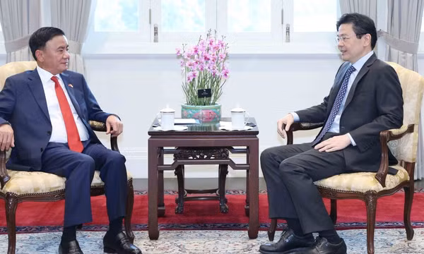 Thường trực Ban Bí thư Trần Cẩm Tú hội kiến Tổng Thư ký Đảng Hành động Nhân dân, Thủ tướng Singapore Lawrence Wong. (Ảnh: TTXVN) 
