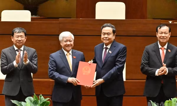 Chủ tịch Quốc hội Trần Thanh Mẫn trao Nghị quyết của Ủy ban Thường vụ Quốc hội về việc thành lập Tổ chức Nghị sĩ hữu nghị Việt Nam Quốc hội khóa XVI cho Đoàn Chủ tịch Tổ chức Nghị sĩ hữu nghị Việt Nam của Quốc hội Khóa XVI.