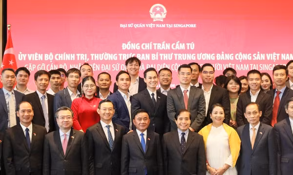 Đông đảo bà con kiều bào và cán bộ Đại sứ quán tham dự buổi gặp gỡ.