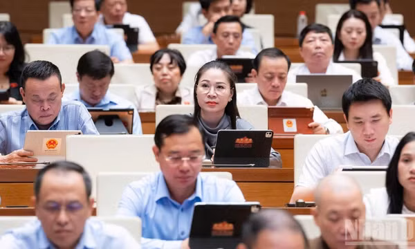 Quốc hội thảo luận ở hội trường sáng 22/8. (Ảnh: DUY LINH)
