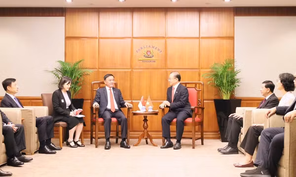 Thường trực Ban Bí thư Trần Cẩm Tú hội kiến Chủ tịch Quốc hội Singapore Seah Kian Peng.