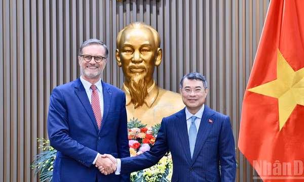 Thủ tướng Chính phủ Lê Minh Hưng và Đại sứ Cộng hòa Pháp tại Việt Nam Olivier Brochet. (Ảnh: THANH GIANG)