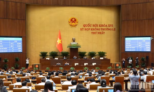 Quốc hội biểu quyết thông qua dự thảo Luật Phổ biến, giáo dục pháp luật (sửa đổi). (Ảnh: DUY LINH)
