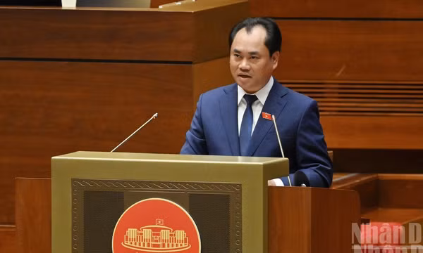 Bộ trưởng Nông nghiệp và Môi trường Trịnh Việt Hùng phát biểu giải trình. (Ảnh: THỦY NGUYÊN)