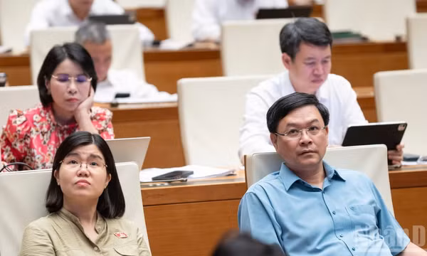 Chiều 22/8, Quốc hội thảo luận ở hội trường về dự án Nghị quyết của Quốc hội về giảm thuế thu nhập cá nhân, thuế thu nhập doanh nghiệp đối với cá nhân và doanh nghiệp. (Ảnh: DUY LINH)