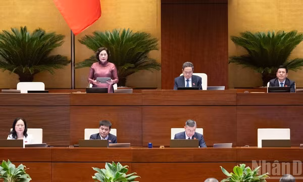Phó Chủ tịch Quốc hội Nguyễn Thị Hồng điều hành phiên thảo luận ở hội trường về định hướng xây dựng dự án Luật Ngân sách nhà nước (hợp nhất) chiều 22/8. (Ảnh: DUY LINH)