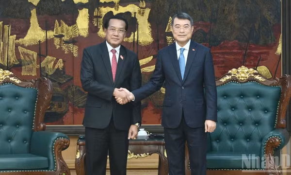 Thủ tướng Chính phủ Lê Minh Hưng và Chủ nhiệm Ban Kiểm tra Trung ương, Tổng Thanh tra Nhà nước, Trưởng Ban Phòng, chống tham nhũng Trung ương Lào Vanhxay Phongsavanh. (Ảnh: THANH GIANG)