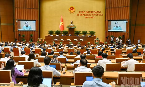 Quốc hội làm việc tại hội trường nghe Tờ trình và Báo cáo thẩm tra dự án Bộ luật Hình sự (sửa đổi). (Ảnh: THỦY NGUYÊN) 