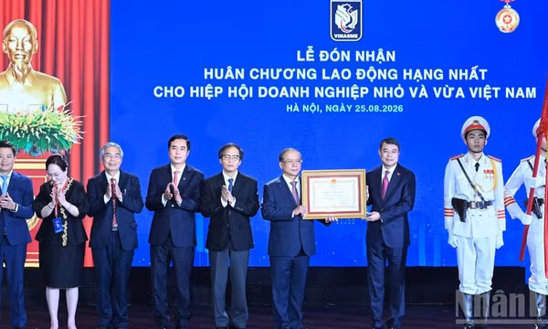 Thủ tướng Chính phủ Lê Minh Hưng trao Huân chương Lao động hạng Nhất tặng Hiệp hội Doanh nghiệp nhỏ và vừa Việt Nam. (Ảnh: TRẦN HẢI) 