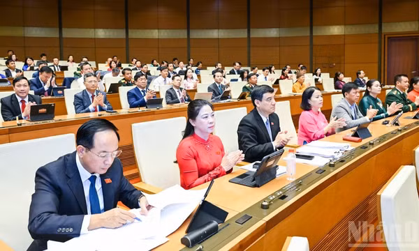 Quốc hội làm việc tại hội trường thông qua Nghị quyết của Quốc hội phê duyệt chủ trương đầu tư Chương trình mục tiêu quốc gia phát triển văn hóa-xã hội, nông thôn, dân tộc và miền núi giai đoạn 2026-2035. (Ảnh: DUY LINH) 