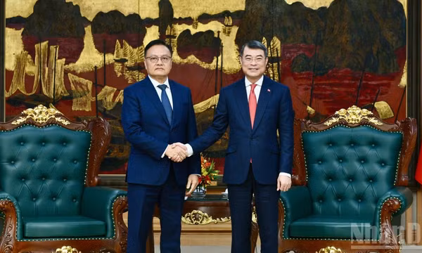 Thủ tướng Chính phủ Lê Minh Hưng và đồng chí Santiphab Phomvihane, Phó Thủ tướng, Bộ trưởng Tài chính Lào. (Ảnh: THANH GIANG) 