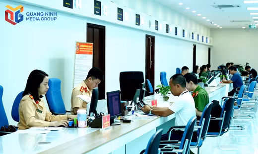 Lực lượng Công an phường Cao Xanh hướng dẫn người dân khu phố 2 ( phường Cao Xanh) ứng dụng VNeID.