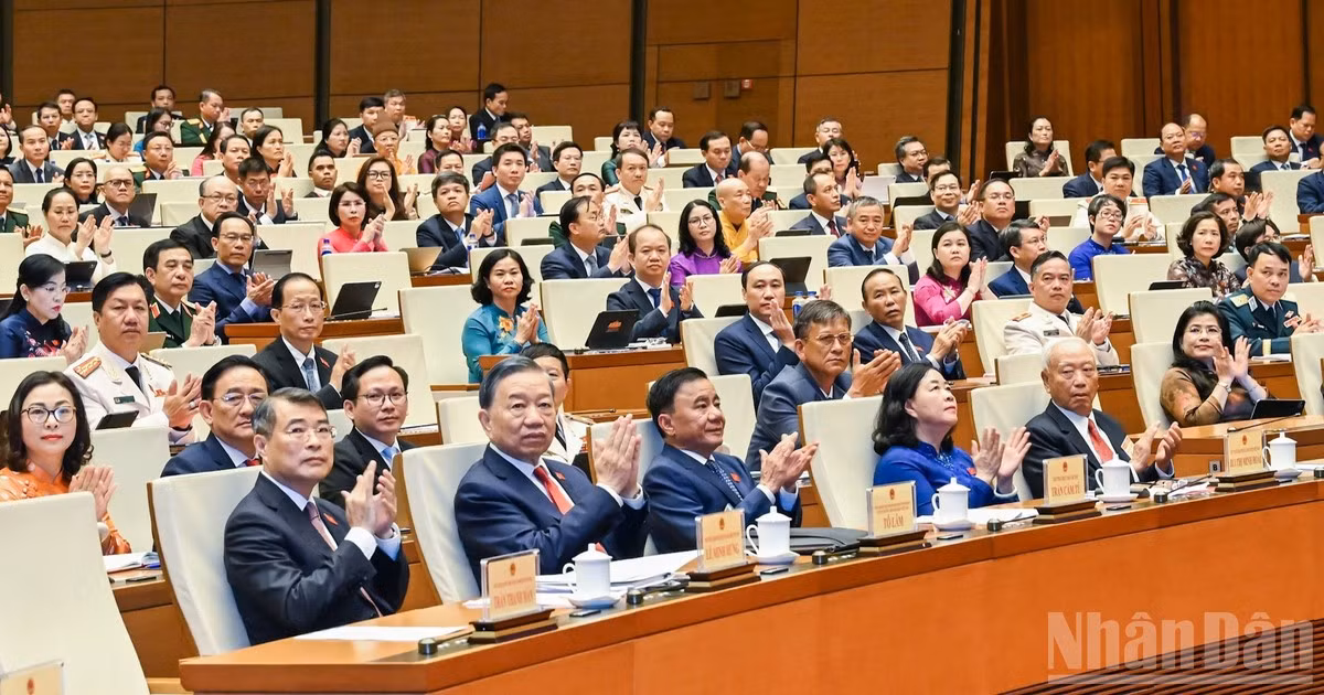 Tổng Bí thư, Chủ tịch nước Tô Lâm; Thủ tướng Chính phủ Lê Minh Hưng; Ủy viên Bộ Chính trị, Thường trực Ban Bí thư Trần Cẩm Tú; các đồng chí lãnh đạo, nguyên lãnh đạo Đảng và Nhà nước, các đại biểu Quốc hội dự phiên khai mạc. (Ảnh: DUY LINH)