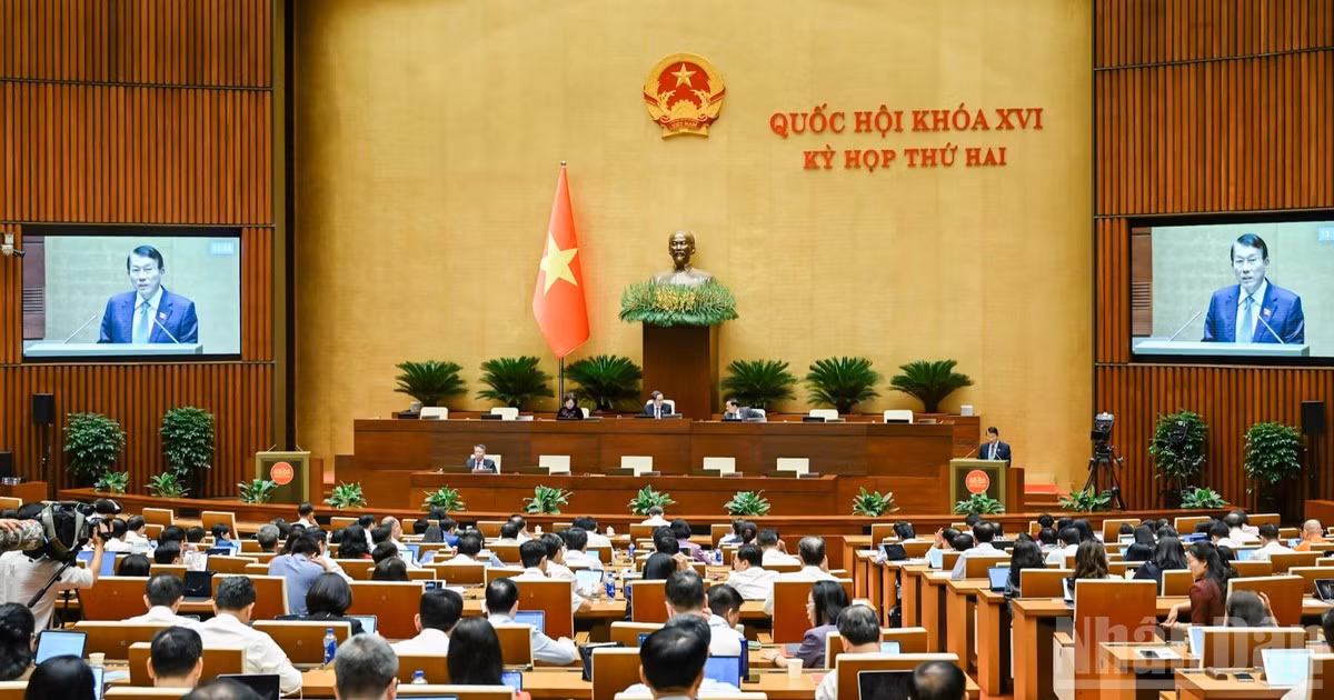 Đại tướng Lương Tam Quang, Bộ trưởng Công an, thừa ủy quyền của Thủ tướng Chính phủ, trình bày Báo cáo tiếp thu, giải trình và chỉnh lý dự thảo Bộ luật Hình sự (sửa đổi). (Ảnh: DUY LINH)