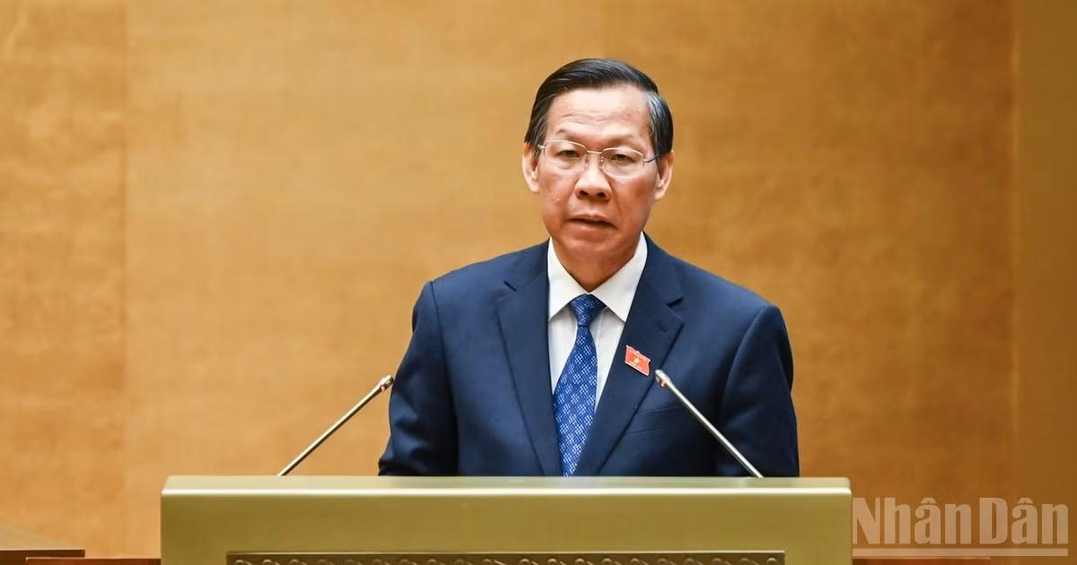 Chủ nhiệm Ủy ban Kinh tế và Tài chính Phan Văn Mãi trình bày Báo cáo thẩm tra về tình hình thực hiện Kế hoạch phát triển kinh tế-xã hội năm 2026 và dự kiến kế hoạch phát triển kinh tế-xã hội năm 2027. (Ảnh: DUY LINH)
