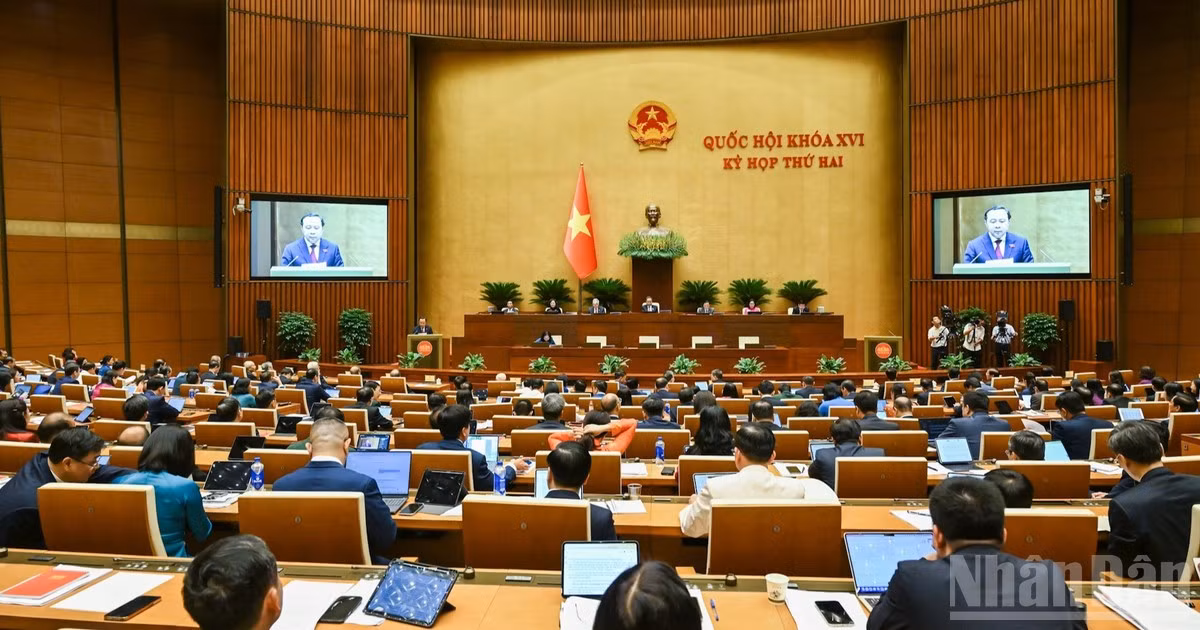 Quốc hội làm việc tại hội trường nghe Tờ trình và Báo cáo thẩm tra dự án Luật Bưu chính (sửa đổi). (Ảnh: DUY LINH) 