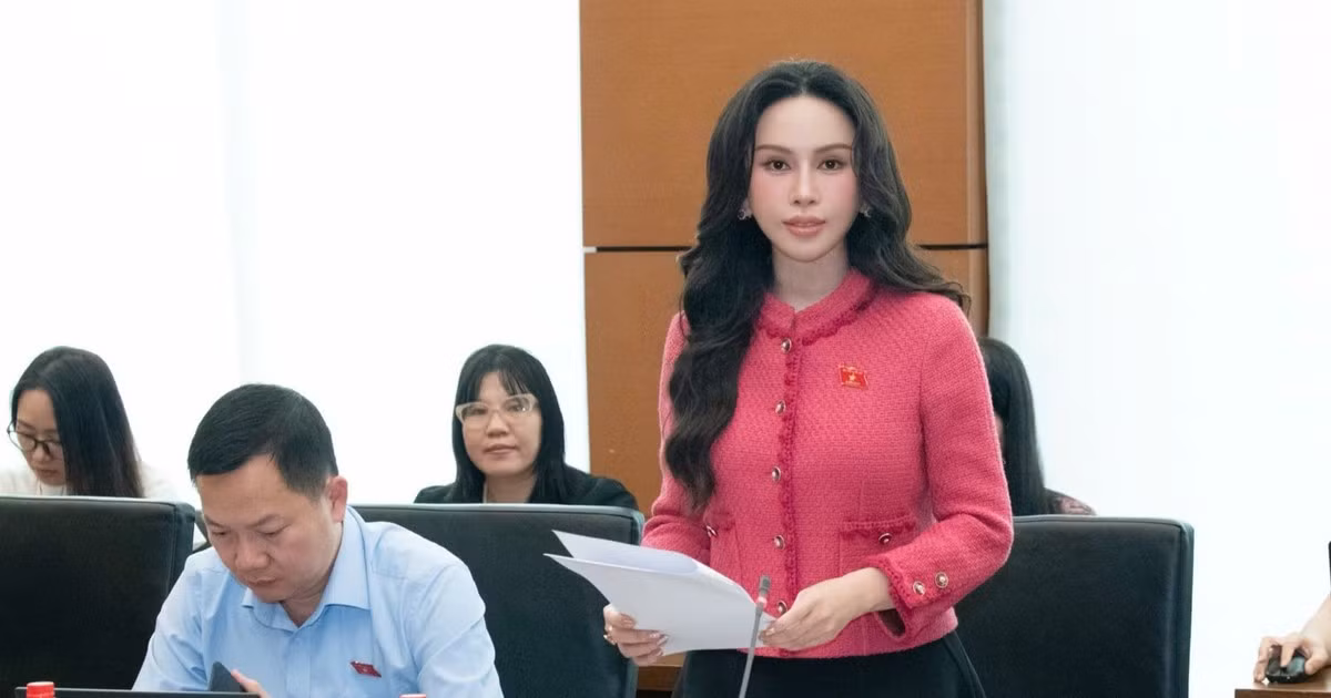 Đại biểu Lê Nữ Thùy Dương (Đoàn thành phố Đồng Nai) phát biểu tại tổ. (Ảnh: TL)