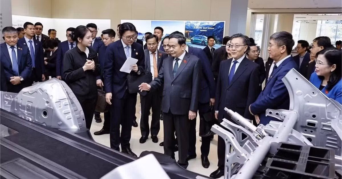 Chủ tịch Quốc hội Trần Thanh Mẫn tham quan khu trưng bày sản phẩm xe điện Xiaomi và nghe giới thiệu các công nghệ chính của Siêu nhà máy xe điện Xiaomi tại Khu kinh tế Diệc Trang. (Ảnh: TTXVN)
