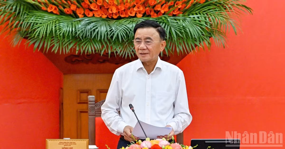 Thường trực Ban Bí thư Trần Cẩm Tú ký ban hành Quyết định số 493-QĐ/TW, ngày 16/10/2026 về chức năng, nhiệm vụ, tổ chức bộ máy của Đảng ủy Dân vận, Mặt trận và các đoàn thể Trung ương. (Ảnh: DUY LINH) 