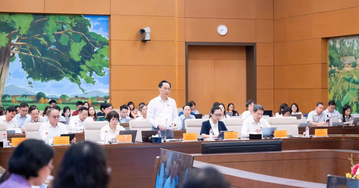 Bộ trưởng Giáo dục và Đào tạo Hoàng Minh Sơn phát biểu, làm rõ các vấn đề đại biểu Quốc hội nêu trong Phiên giải trình của Bộ trưởng Giáo dục và Đào tạo sáng 20/9. 