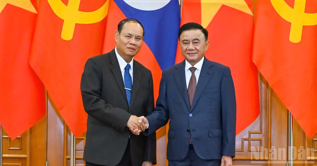 Thường trực Ban Bí thư Trần Cẩm Tú chào mừng Thường trực Ban Bí thư Trung ương Đảng Nhân dân Cách mạng Lào Vilay Lakhamphong thăm chính thức Việt Nam. (Ảnh: THỦY NGUYÊN) 