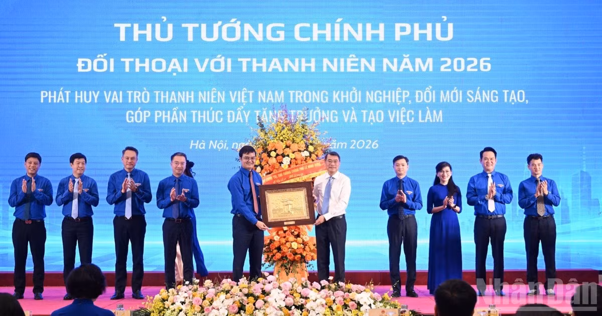 Thủ tướng Chính phủ Lê Minh Hưng tặng lẵng hoa tươi thắm và quà lưu niệm cho Ban Bí thư Đoàn Thanh niên Cộng sản Hồ Chí Minh và Trung ương Hội Liên hiệp Thanh niên Việt Nam. (Ảnh: TRẦN HẢI) 